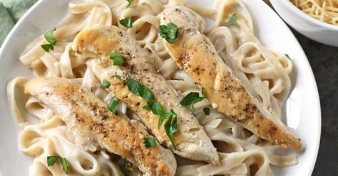 So the first thing I learned while writing this post is how to spell "fettuccine." Two t's and two c's! You learn something new every day... Low Cal Chicken, Fodmap Dinner, Healthy Sesame Chicken, Chicken Alfredo Fettuccine Recipe, Fod Map, Fodmap Chicken, Fodmap Lunch, Fodmap Recipes Dinner, Low Fodmap Chicken