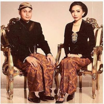 Contoh Model Kebaya Jawa Barat Ala Pakaian Adat Terbaru ini merupakan trend desain kebaya pengantin adat jawa barat dengan model terbaru, terdapat kombinasi dengan pakaian adat jawa barat sehingga... Jika anda ingin membaca artikel ini lebih lanjut maka klik link di atas kunjungi situs http://modelkebayamodernterbaru.blogspot.com/ Terimakasih Adat Jawa, Kebaya Muslim, Wedding Dress Trends, Her Style, Dream Life, Dream Wedding, Makeup Looks, Bridesmaid Dresses, Ootd