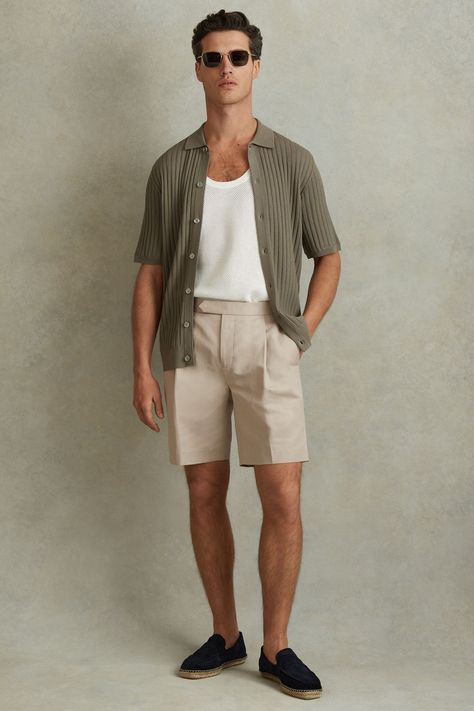 Made from a cotton blend with linen, the Con shorts have a natural woven texture and they're relaxed with front pleats, finishing above the knee. Cotton blend with linen. Front pleats. Side pockets. Side adjusters. The model is wearing a size 32. Measurements of model: 6ft1.5 / 187cm. Machine washable. 47% Cotton, 35% Linen, 18% Lyocell. Mens Smart Casual Summer Outfits, Classic Outfits For Summer, Summer Linen Shorts, Male Summer Outfits Aesthetic, Linen Shorts Outfit Men, Linen Men Outfit, Mens Style Summer, Prenup Outfit, Mens Summer Shorts