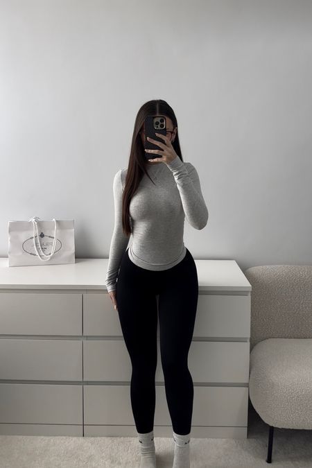 Long Socks Outfit, Black Leggings Outfits, Black Leggings Casual, Grey Leggings Outfit, Outfits Leggins, Corps Idéal, Gymwear Outfits, Leggings Outfit Casual, Look Legging