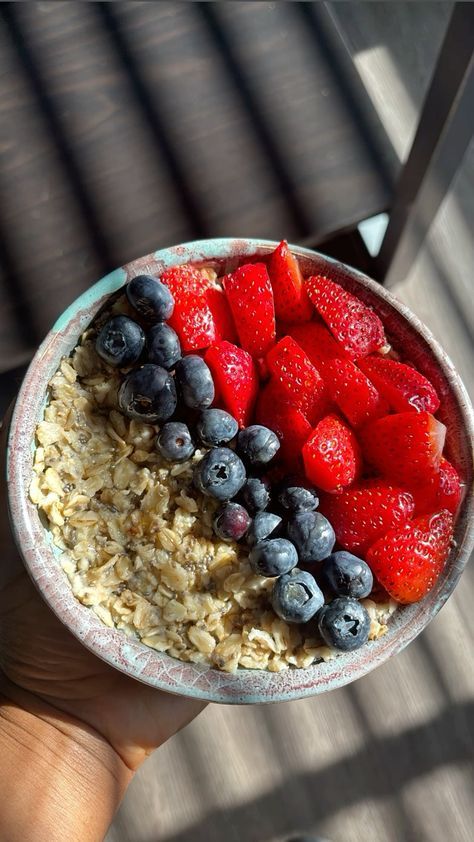 Oatmeal And Berries, Oatmeal With Berries, Chia Seed Oatmeal, Blueberry Bowl, Oat Bowls, Oatmeal Bowl, Simple Family Meals, Blueberry Oatmeal, Healthy Breakfasts