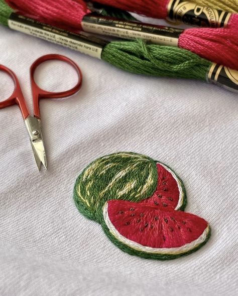 Hand Embroidered Fruit, Watermelon Embroidery Design, Bordado Jacobean, Watermelon Embroidery, Fruit Designs, Hand Embroidery Patterns Free, Ribbon Embroidery Tutorial, Textile Art Embroidery, Embroidery Wall Art