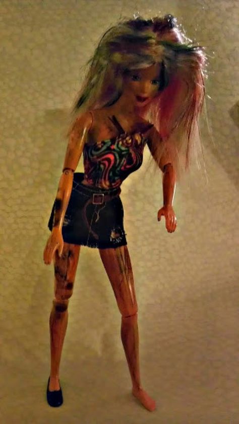 How to make a Zombie Barbie! Zombie Princess Costume, Barbie Dress Up Games, Zombie Barbie, Zombie Princess, Creepy Doll Halloween, Barbie Halloween Costume, Halloween Costumes Diy Couples, Doll Halloween Costume, Zombie Dolls