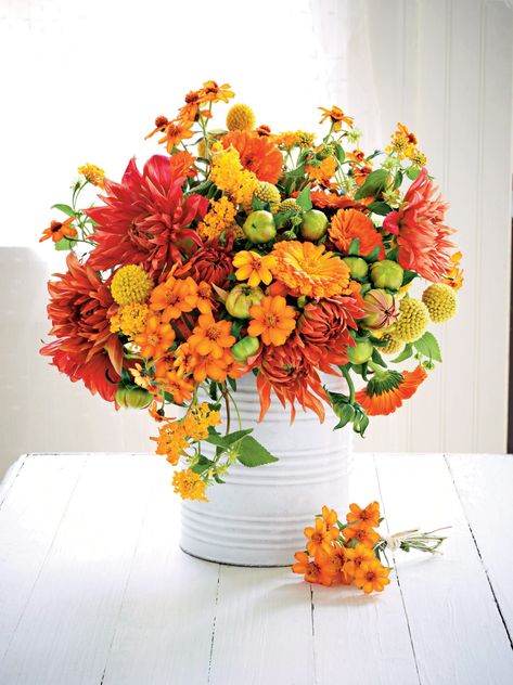 Create Beautiful Seasonal Centerpieces Seasonal Centerpieces, Colorful Flowers Arrangements, Spring Flower Arrangements, Southern Elegance, Billy Buttons, Floating Flowers, Flower Arrangements Diy, Fresh Flowers Arrangements, Spray Roses