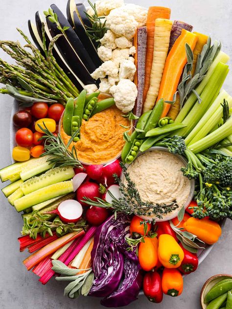 Veggie Tray With Hummus, Hummus Veggie Platter, Charcuterie Vegetable Board, Veggie And Hummus Platter, Easy Crudite Platter Ideas, Thanksgiving Crudite Platter, Thanksgiving Light Appetizers, Fall Crudite Platter Ideas, Thanksgiving Crudite