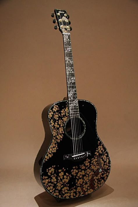 YAMAHA LL66 Custom Pretty Acoustic Guitars, Music Manifestation, Traveler Guitar, Black Acoustic Guitar, Yamaha Guitar, Pretty Guitars, Instruments Art, Guitar Obsession, Music Center