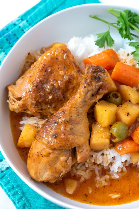 Recipes With Sofrito, Pollo Guisado Recipe, Puerto Rican Chicken Stew, Puerto Rican Chicken, Stewed Chicken, Chicken Fricassee, Spanish Foods, Boricua Recipes, Chicken Kitchen