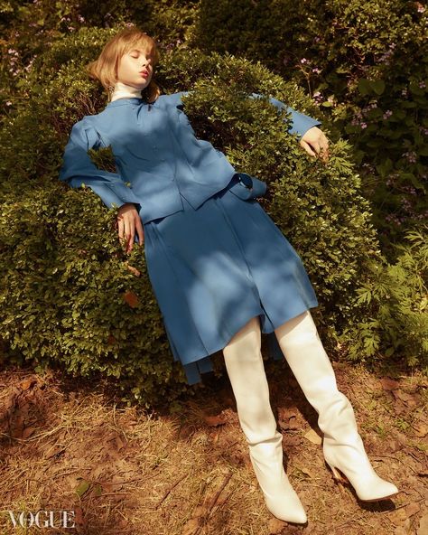 Nature Photoshoot, High Fashion Photography, Tim Walker, Fashion Photography Inspiration, Contemporary Photography, Fashion Photography Editorial, How To Pose, 인물 사진, Outdoor Photography