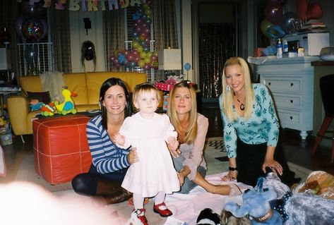 The Twins Who Played Baby Emma On 'Friends' Share On-Set Photos & What They Really Think About Jennifer Aniston Emma Geller Green, Friends Behind The Scenes, Monica Rachel, Foto Disney, Friends Scenes, Jenifer Aniston, Ross Geller, Friends Cast, Friends Tv Series