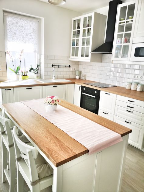 Spring is coming ....😍 IKEA bodbyn kitchen 💓 Bodbyn Cream Kitchen, White Ikea Kitchen Ideas, Bodbyn Ikea Kitchen, Bodbyn Kitchen White, Bodbyn Ikea, Ikea Bodbyn Kitchen, Bodbyn Kitchen, Ikea Bodbyn, Kitchen Layouts With Island