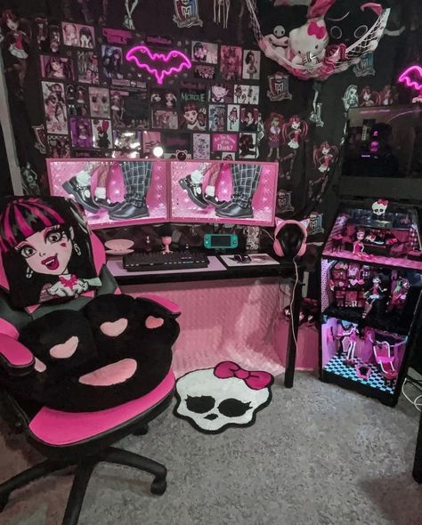 Purple Gaming Bedroom, Edgy Spotify Covers, Cute Emo Room Ideas, Emo Kawaii Room, Monster High Gaming Setup, Pink Goth Gaming Setup, Emo Room Design, Emo Y2k Bedroom, Cool Basement Room Ideas