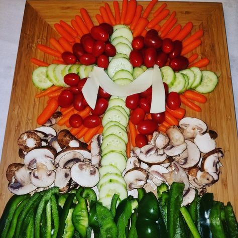 Veggie cross tray Cross Veggie Tray, Easter Vegetables Tray, Elegant Deserts, Easter Vegetables, Fruit Tray Ideas, Easter Meals, Easter Appetizer, Healthy Fruit Dip, Bible Food