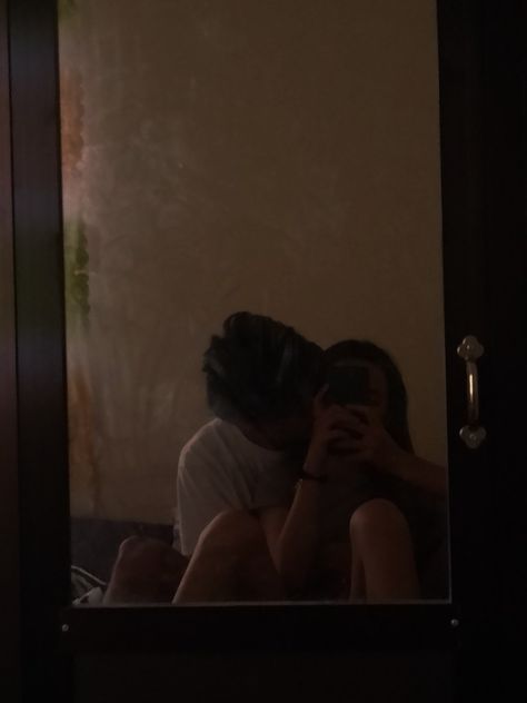 Foto Tidur Bareng Doi, Mirror Selfie Couple Aesthetic, Mirror Selfie With Boyfriend, Hug Sleep Couple, Gf Bf Pics Hidden Face, Couple Mirror Selfie Ideas, Couple Mirror Selfie Aesthetic, Mirror Selfie Couple, Anniversary Post