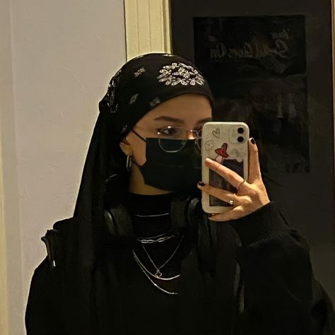 Aesthetic Bandana, Aesthetic Outfits Black, Hijabi Aesthetic Outfits, Bandana Outfit, Girl Black And White, Hijabi Aesthetic, Outfit Hijab, The Store, Play Time