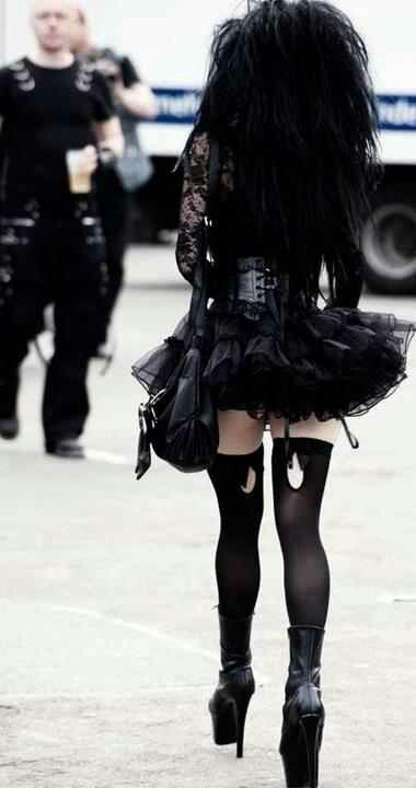 always loved the gothic tutu look Dark Clothing, Gothic Mode, Mode Steampunk, Estilo Rock, Gothic Clothes, Gothic Corset, Goth Beauty, Goth Women