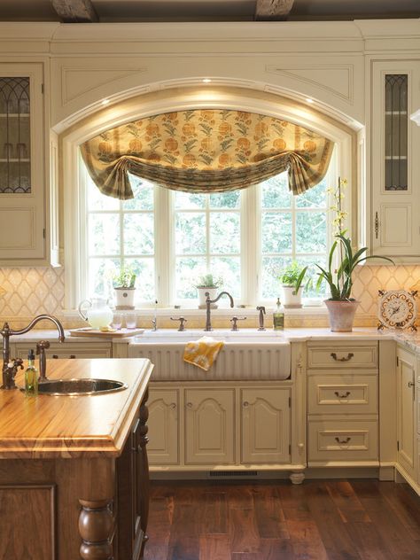 Warm kitchen Country Kitchen Curtains, Kitchen Window Design, Kitchen Window Treatments, Classic Kitchen, French Country Kitchen, Arched Windows, Trendy Kitchen, Kitchen Window, Style Kitchen