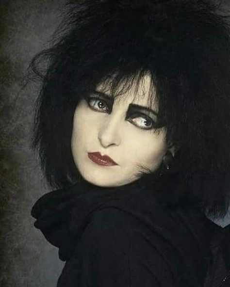 Trad Goth Makeup, Makeup Zombie, Traditional Goth, Cultura Punk, Siouxsie And The Banshees, 80s Goth, Siouxsie Sioux, Drag Make-up, Goth Bands