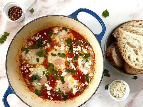 Shakshuka Recipe Shakshuka Breakfast, Shakshuka With Feta, Easy Shakshuka Recipe, Simply Organic Spices, Creuset Recipes, Le Creuset Recipes, French Oven, Great Dinner Recipes, Shakshuka Recipes