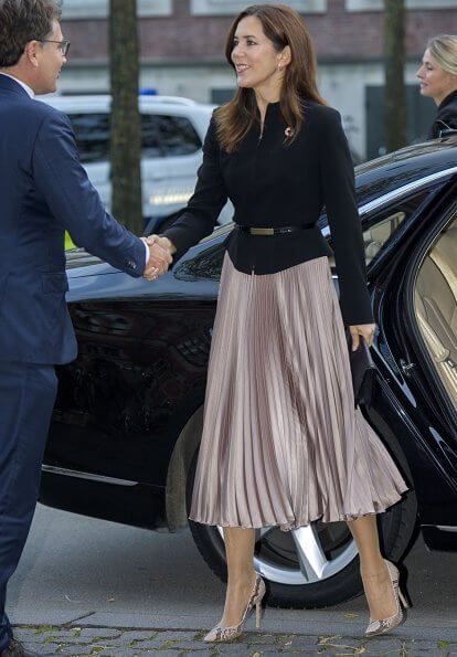 Dress Essentials, Pleated Skirt Outfits, Mary Donaldson, Pleated Skirt Outfit, Award Ceremony, Royal Outfits, Crown Princess Mary, Stylish Work Outfits, Princess Mary