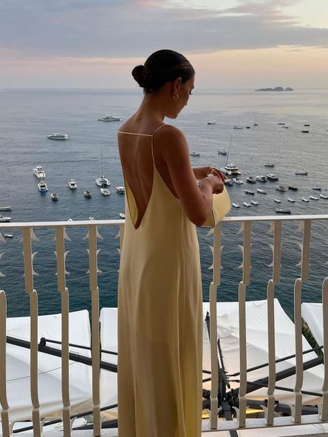 Champagne Dress Casual, Flowy Backless Dress, Pretty Dinner Dresses, Colorful Vacation Dress, High End Resort Wear, Boho Backless Dress, Backless Classy Dress, Loose Backless Dress, Backless Flowy Dress