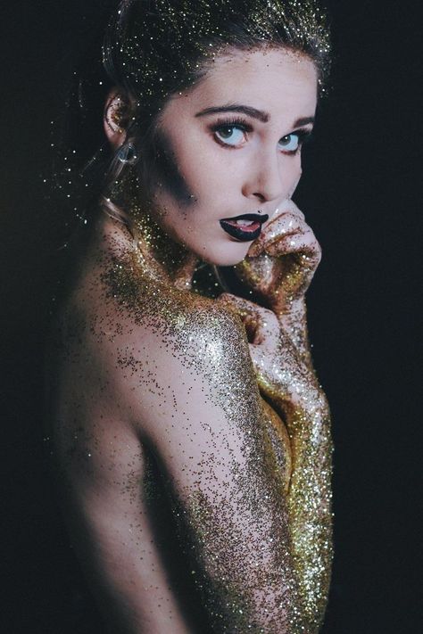 Glitter Photo Shoots, Wallpaper Iphone 7 Plus, Glitter Wallpaper Iphone, Glitter Paint For Walls, Eyeshadow Step By Step, Glitter Jacket, Glitter Outfit, Makeup Photoshoot, Glitter Photography