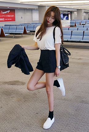 Korean School Outfits, What To Wear To School, Moda Ulzzang, Korean Fashion Shorts, Moda Kpop, Moda Do Momento, Summer School Outfits, Korean Fashion Summer, 여름 스타일