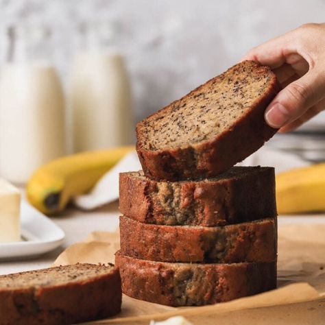 Old Fashioned Banana Bread - The Epicurean Mouse Old Fashioned Banana Bread, Banana Bread With Oil, Blueberry Cinnamon Rolls, Mini Carrot Cake, Delicious Banana Bread Recipe, Homemade Banana Bread, Mini Carrots, Delicious Family Meals, Dried Bananas