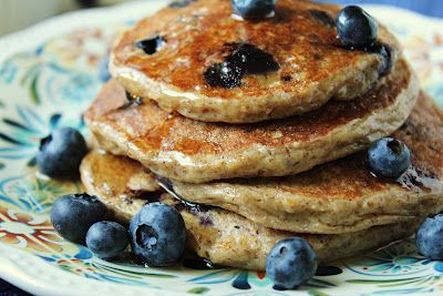 Oatmeal Cottage Cheese Pancakes.  3 whole eggs, 1 cup cottage cheese, 3/4 cup oats, 1 tsp cinnamon,  1 tsp vanilla, 1/2 tsp baking powder, 1/4 tsp salt.  Blend all ingredients in blender and cook on griddle as you would cook any pancake...makes 8.  Original recipe calls for flax meal and blueberries. Oatmeal Cottage Cheese, Oatmeal Cottage Cheese Pancakes, Blueberry Oatmeal Pancakes, Oatmeal Protein Pancakes, Pancakes With Blueberries, Oatmeal Pancakes Recipe, Workout Smoothie Recipes, Queso Cottage, Cottage Cheese Pancakes