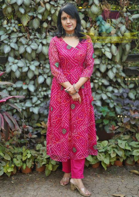 Lahriya Kurti Design, Bandini Dresses, Bandhni Kurti Designs Latest, Bandhani Dress Pattern, Designer Dresses Couture, Lengha Blouse Designs, Floral Dresses With Sleeves, Patiyala Suit, Stylish Kurtis Design