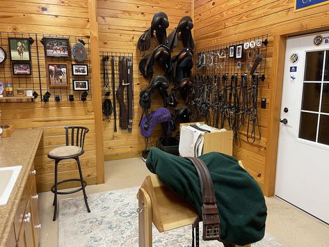 Tack Room Decorating Ideas, Tack Room Design Ideas, Tack Rooms Ideas, Equestrian Tack Room, Tack Room Layout, Barn Tack Room Ideas, Stables Layout, Horse Tack Room Ideas, Small Tack Room Organization