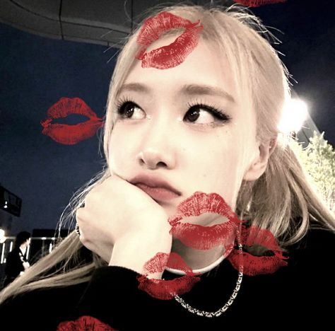 Kpop Kiss, Rosé Core, Images Terrifiantes, Rosé Blackpink Icons, Kissy Face, Bp Rosé, Black Hair Kpop, Pink Starbucks, Rose Park