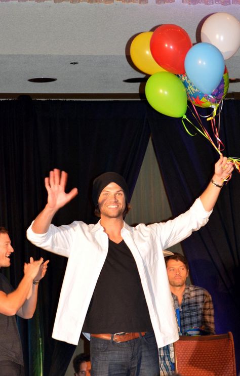 have a Jared with ballons celebrating RobBenedict birthday with t/whole #DallasCon14 Jared Padalecki Birthday, Matt Cohen, Supernatural Convention, Jensen And Misha, Sam And Dean Winchester, Winchester Boys, Jared And Jensen, Lucky Ladies, Supernatural Fans