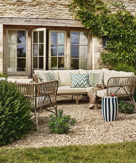 Gravel patio ideas: 12 ways to create a chic seating area | Country Backyards, Garden Seating Area, Gravel Patio, Outdoor Seating Area, Garden Seating, Patio Area, Backyard Design, Outdoor Cushions, Interior Design Services