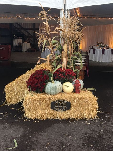 Bales Of Hay For Wedding, Hay Decorations Party, Outdoor Fall Decor With Straw Bales, Fall Front Porch Decor With Hay Bales And Corn Stalks, Fall Strawbale Decor, Outdoor Fall Display Hay Bales, Fall Pumpkin Display Ideas, Wedding Hay Bale Decorations, Decorating With Straw Bales For Fall