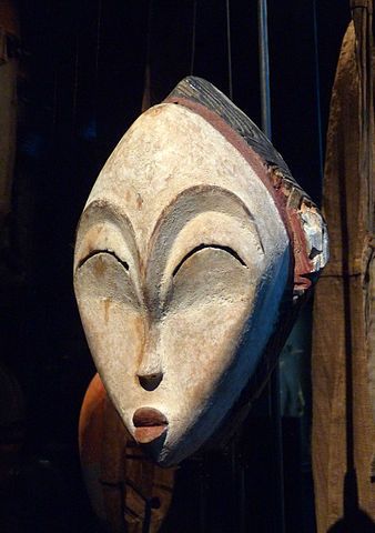 (Ji-Elle/Wikipedia Commons) Exaggerated Expressions, Traditional Sculptures, Classical Art Memes, Wooden Mask, Sculpture Head, Afrikaanse Kunst, Geometric Sculpture, African Sculptures, Art Premier