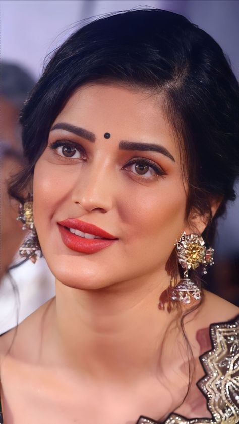 Shruthi Hassan Face, Shurti Hassan, Shruti Hasan, Shruti Haasan, Adah Sharma, Actress Hairstyles, Shruti Hassan, Actress Without Makeup, After Surgery