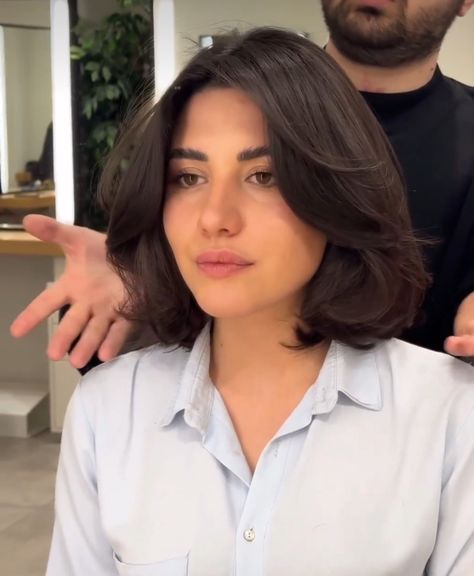 V Bob Haircut, Dark Layered Bob, French Bob Haircut Thick Hair, Old Money Brunette Short Hair, Brown Bob Haircut With Highlights, Hair Styles For Double Chin, Potong Bob, Medium Short Haircut Women, Curvy Short Hair