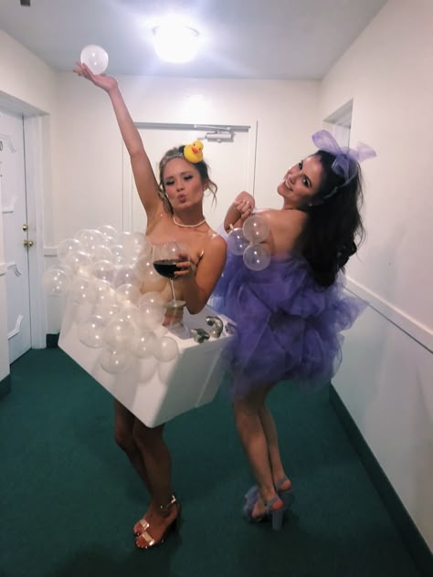 DIY HALLOWEEN COSTUME OF BATHTUB AND LOOFA Halloween Trip Costumes, Bubble Bath Costume Diy, Bubble Bath Halloween Costume, Bathtub Halloween Costume, Champagne Halloween Costume, Bathtub Costume, Bubble Bath Costume, Anything But Clothes Party Ideas, Bubbles Costume