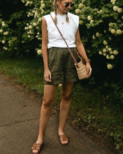 Navy Chino Shorts Outfit Women, Kacki Shorts Outfits, Chambray Shorts Outfit, Khaki Shorts Outfit Women, Modest Shorts Outfits, Mission Outfits, Spring Shorts Outfits, Khaki Shorts Outfit, Linen Shorts Outfit