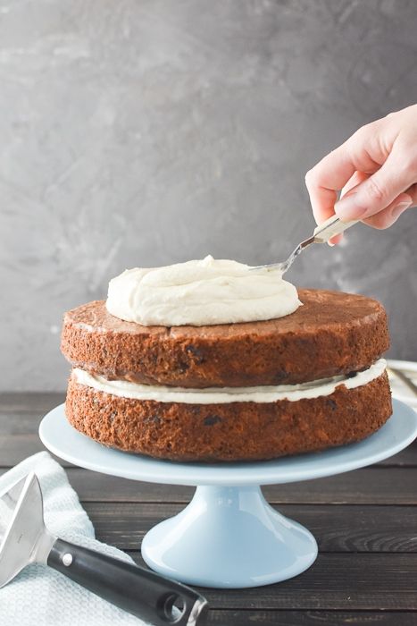 21 Day Fix carrot cake is tender, perfectly spiced with a delish, tangy frosting! Refined sugar-free, Weight Watchers and perfect for Easter! #21dayfix #upf #ultimateportionfix #weightwatchers #easter #healthyeaster #dessert #healthydessert #refinedsugarfree #goatcheese #holiday #healthyholiday #holidays #springrecipe #springrecipes Hummingbird Cake Recipes, Carrot Cake Recipe Easy, Homemade Carrot Cake, Carrot Spice Cake, Easy Carrot Cake, Italian Cream Cakes, Joy The Baker, Hummingbird Cake, Ginger Nut