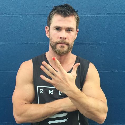 Chris Hemsworth Muscles, Snowwhite And The Huntsman, Luke Hemsworth, Hemsworth Brothers, Star Trek 2009, Polished Man, Mens Nails, Chris Hemsworth Thor, Male Celebrity