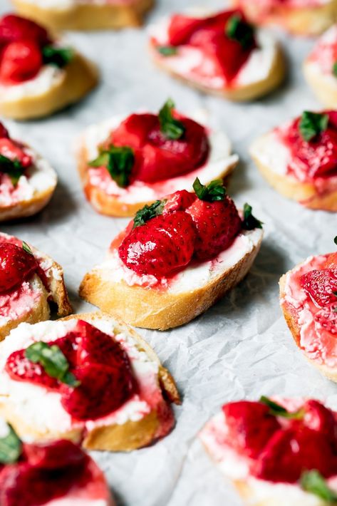 Gorgeous roasted strawberry goat cheese crostini with fresh basil. An incredible summer appetizer that's perfect for entertaining! #crostini #appetizer #holiday #healthyappetizer #snack Light Summer Appetizers, Healthy Strawberry Recipes, Crostini Appetizer, Healthy Easter Recipes, Cheese Crostini, Roasted Strawberry, Goat Cheese Crostini, Easter Food Appetizers, Crostini Appetizers