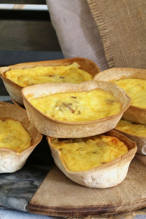 Super Easy Cheesy Egg and Bacon Tortilla Shell Quiches    This might just be my very favourite cooking hack!!! Super simple Cheesy Egg & Bacon Quiches... made in tortilla shells! Perfect lunchbox snacks ready in just 20 minutes!!Super Easy Cheesy Egg and Bacon Tortilla Shell Quiches    #egg #bacon #quiches #cookinghack #bakinghack #lunchbox #video #recipe #tortillashell Tortilla Boats Recipes, Manly Lunches, Bacon Tortilla, Creamy Quiche, Quiche Filling, Egg Boats Recipe, Atkins Breakfast, Picnic Board, Egg And Bacon Pie