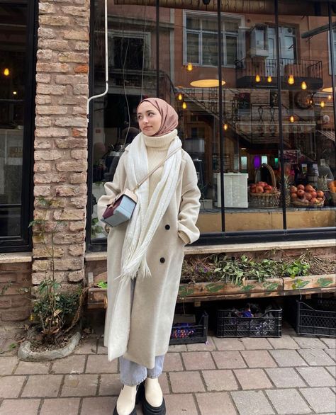 Spring Fashion Outfits Casual, Paris Trip Outfits, Winter Hijab Outfits, Korean Winter Outfits, Modest Winter Outfits, Europe Travel Outfits, Mode Hijabi, Stylish Hijab, Ootd Winter