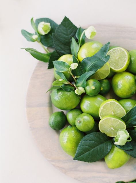 Lime Table Decor, Candle Campaign, Lime Decorations, Bright Green Wedding, Lime Decor, Tea Core, Lime Green Decor, Lime Uses, Green Table Settings