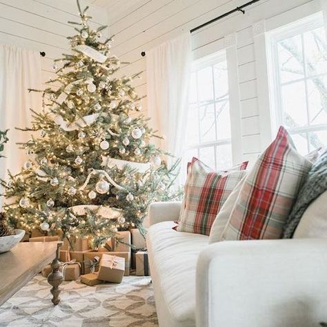 Well, if you have been on Pinterest, you KNOW there is soooo much inspiration, especially around Christmas time.  I could look at Christmas pictures all day long, could’t you? Well, here are a few that caught my eyes that I wanted to share with you today. source   source   source   source   source […] Modern Farmhouse Christmas, Magnolia House, Farmhouse Christmas Tree, Silver Christmas Tree, Christmas Decorations Living Room, Entertainment Center Decor, Christmas Living Rooms, Farmhouse Christmas Decor, Silver Christmas