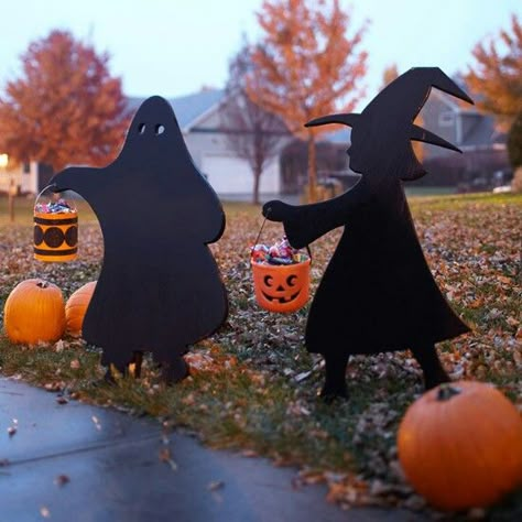 This could be cute, trace the kids and place in the yard. If it were only that easy!! Halloween yard wood decorations Halloween Outside, Casa Halloween, Easy Halloween Decorations, Halloween Yard Decorations, Halloween Yard, Halloween Deco, Trick Or Treater, Halloween Projects, Outdoor Halloween