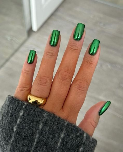 Trending Nail Polish Colors, Simple Manicure, Squoval Nails, Green Polish, Red Neon, Green Chrome, Nail Polish Trends, Green Nail, Vibrant Nails