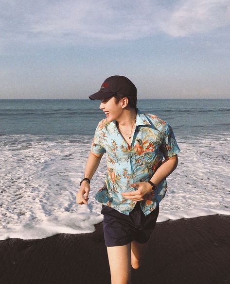 Beach Shirt Men, Outfit Cowok, Vacation Outfits Men, Beach Outfit Men, Mens Beach Shirts, Thailand Fashion, Men Hawaiian Shirt, Mens Photoshoot Poses, Mens Trendy Outfits