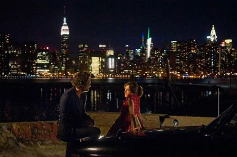 New York night... Begin Again Movie, Lost Stars, Night Couple, Movie Shots, Begin Again, Cinema Film, Romantic Scenes, Film Quotes, Pinturas Disney